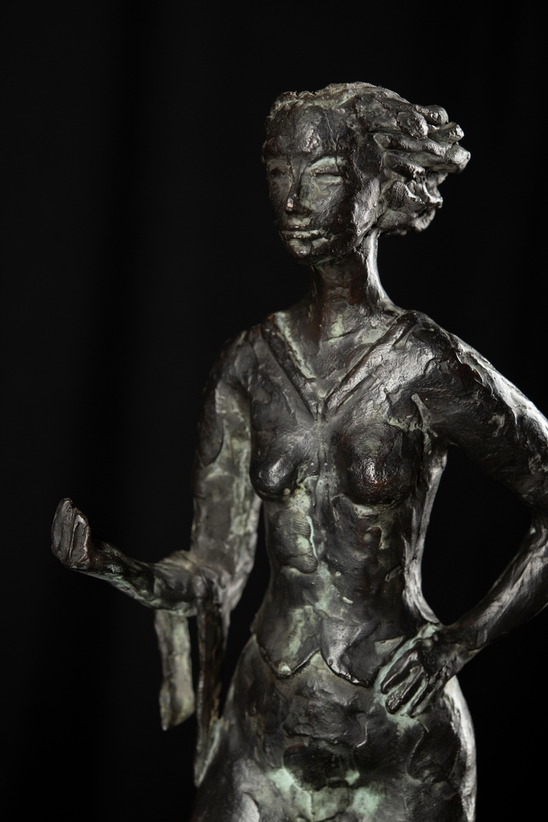Modell till skulpturen föreställande Eva Lisa Holtz, mer känd som Sola i Karlstad, servitris på Stadshotellet. Skulpturen finns i större skala på Residenstorget, Karlstad.