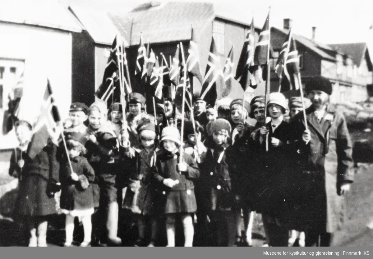 Honningsvåg. Gruppebilde av barn med norske flagg klar til 17. mai-tog. 17.05.1930.