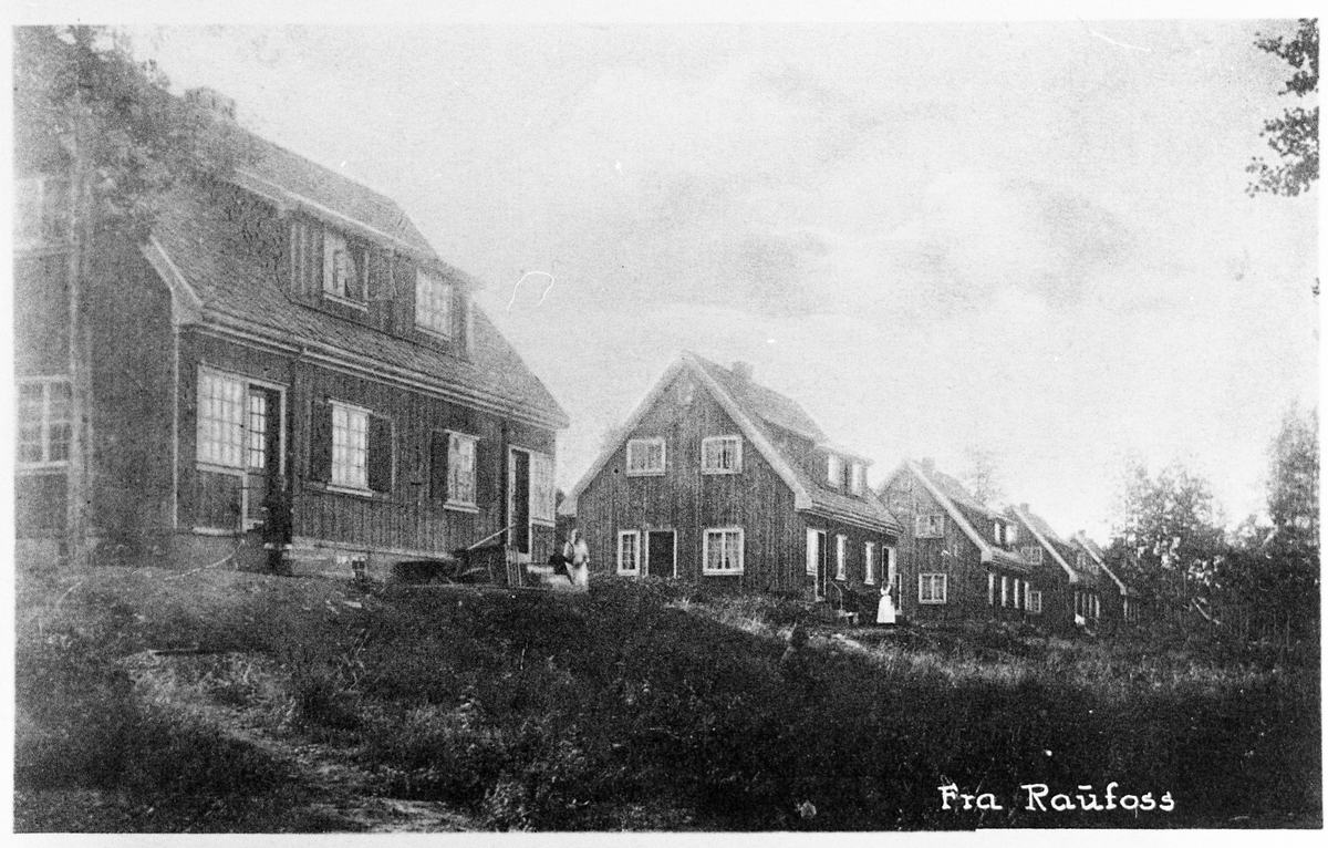 Postkort fra Raufoss før 1920. Villabebyggelse i Enggata. Ble bygd for byggmester Brekke som imidlertid gikk konkurs da tida ble hardere. Det var 10-11 like hus.