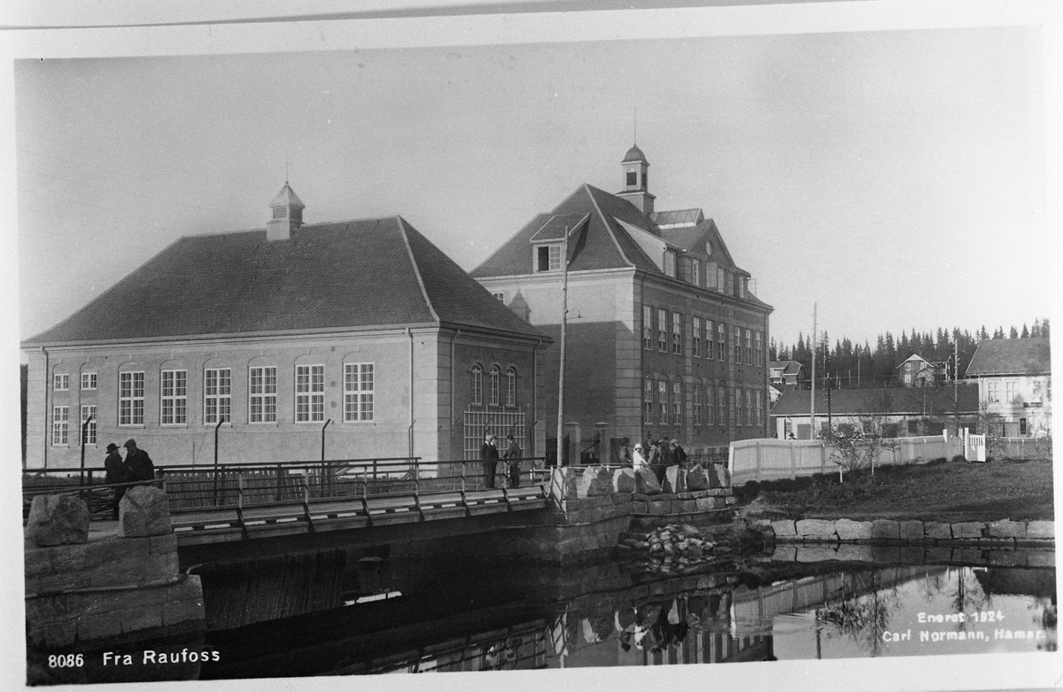 Postkort fra Raufoss 1924. Skolebrua, gymsalen og den høyere almueskolen. I bakgrunnen Christensengården.