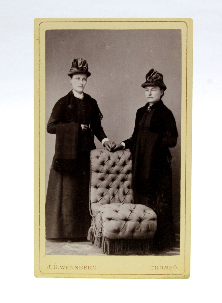 Fotografi av to kvinner. Fotografi fra album etter Karoline Nilsen (1862-1947). Karoline Nilsen (Grelsen) var født på Rognmo. Flyttet til Karlstad, Målselv. Fotograf J. H. Wennberg, Tromsø.