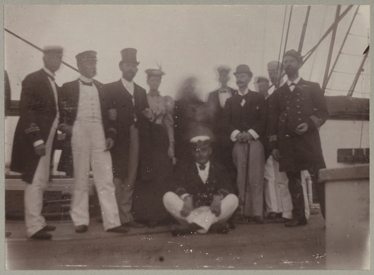 Bilden föreställer en gruppfoto med besökare ombord på Balder. Gästerna är klädd i civila finkläder och ramas in av några befäl i uniform.