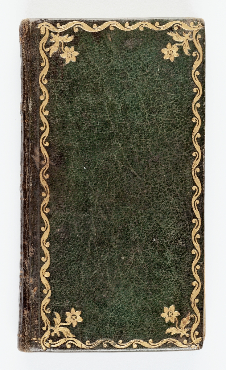 En almanack. Hofcalender för år 1774. Bunden i grått skinnband med guldtryck i form av inramade rankor. Tryckt i Salviska Tryckeriet, Stockholm.