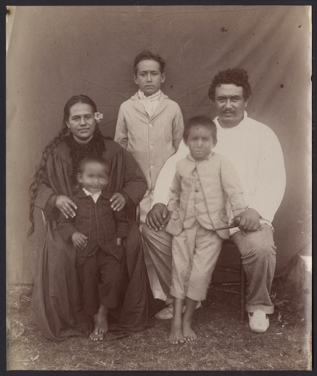 Bilden visar hövdingen Tati Salmon med familj i Papara.