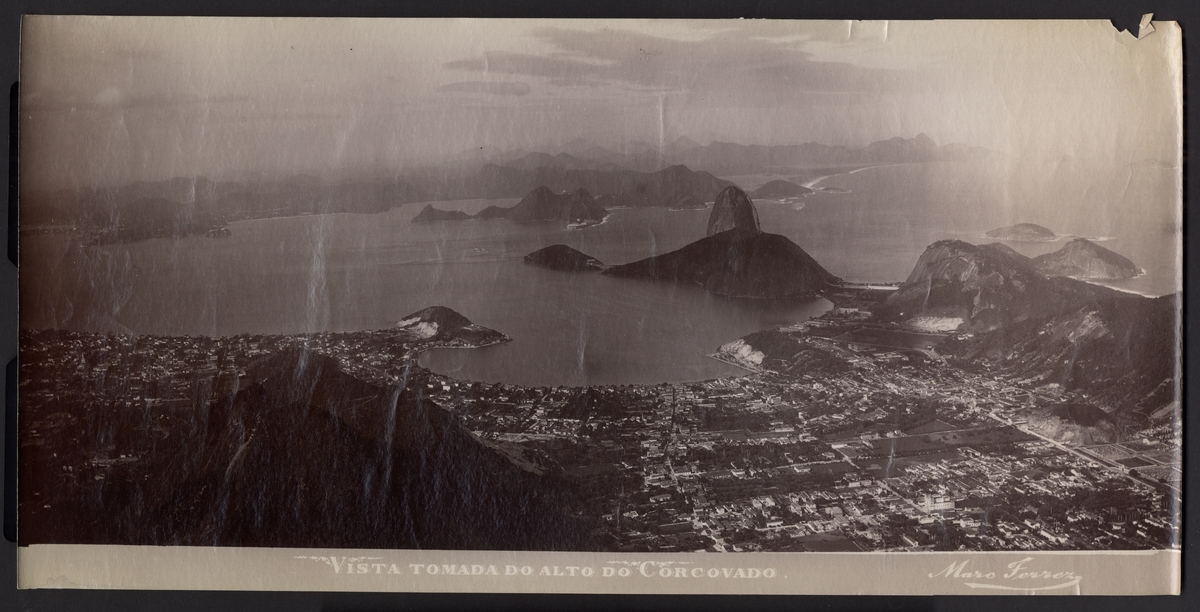 Bilden föreställer en vy över Rio de Janeiro från berget Corcovado, där det idag finns Jesusstatyn Cristo Redentor.
