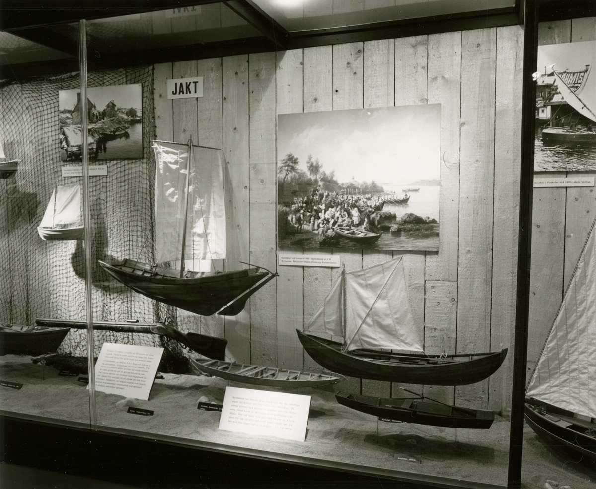 Den permanenta utställningen fotograferad 1987. Monter om jakt innehållande fartygsmodeller av allmogebåtar.