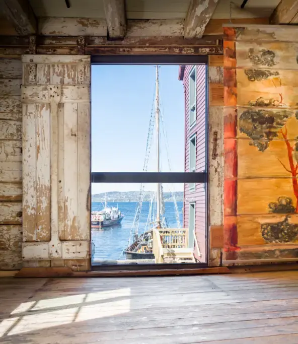 Bildet er et utsiktsbilde fra Bødtker rommet på museet og ut i havnen en nydelig sommerdag