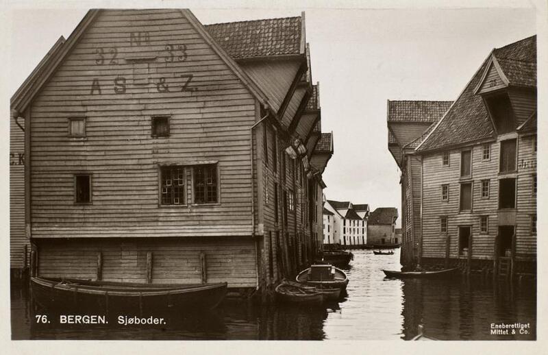 Dette er et arkivbilde i sort-hvitt som viser sjøbodene med kanaler av vann mellom seg. Bildet er hentet fra Marcussamlingene ved UiB.