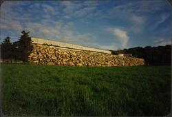 Bilda viser ein støttemur av stein på pelsdyrgarden til Nils