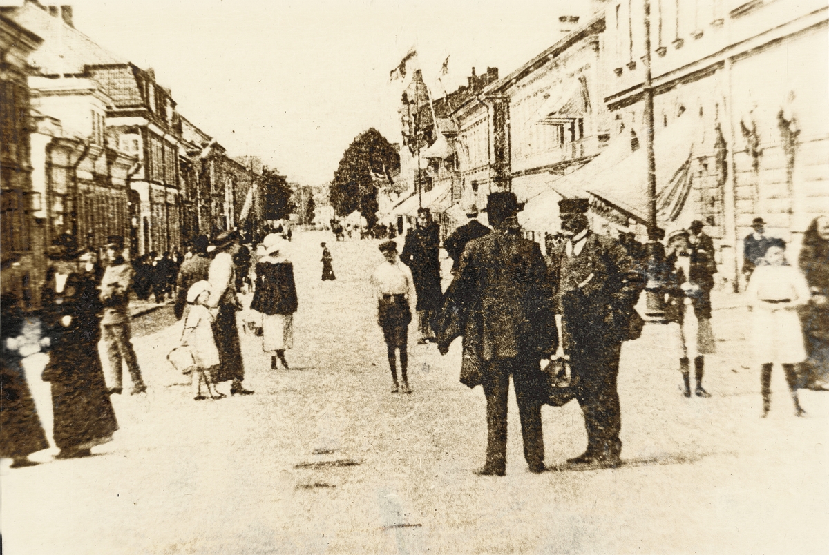Storgatan västerut, en sommardag ca 1915. Man skymtar en patrullerande polis i mitten, trol. konstapel Gustaf Petersson.
