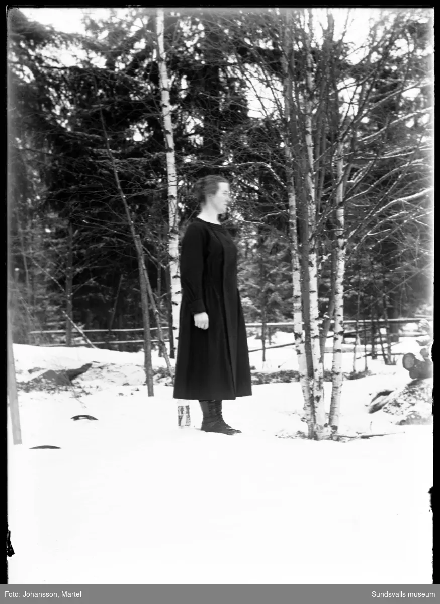 Märta Johansson utomhus på snötäckt mark på Brännsvedjan, Sörfors.