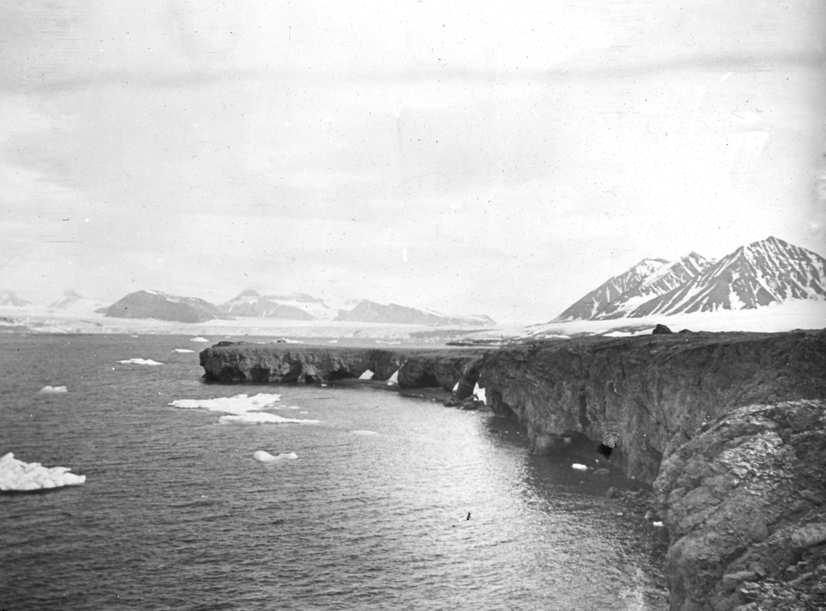 Dronningfjella (1264 moh) Colletthøgda (610 moh) Til høyre sees bla.  Nielsenfjellet (877 moh), Grønlietoppen (ca. 765 moh) og Haavimbfjellet (780 moh). Tekst med bildet: K.B. 1912. Kings Bay. 1912. Kings Bay. Kalkbrink.