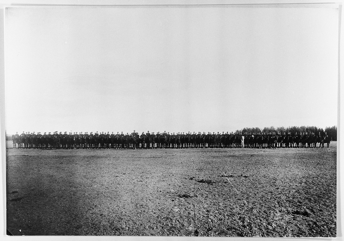 Toten linjeeskadron fullt krigsoppsatt 15.september 1905. Avbildet da de sto oppstilt og ventet på ordre om å rykke til Kongsvingeravsnittet.