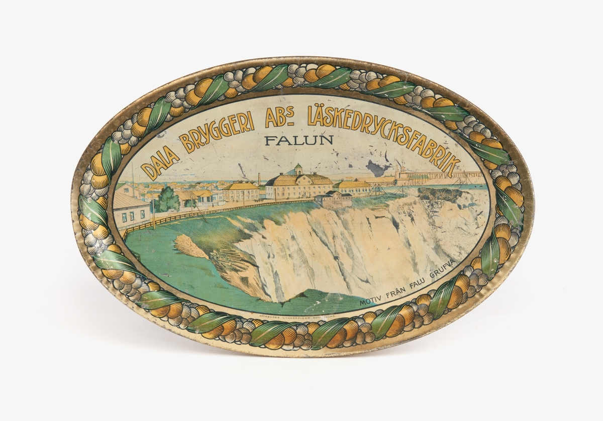 Stansad plåtbricka med tryckt motiv av Falu gruva. Märkt "Dala bryggeri AB´s läskedrycksfabrik".

Tillverkad av "Göteborgs litografiska aktiebolag".