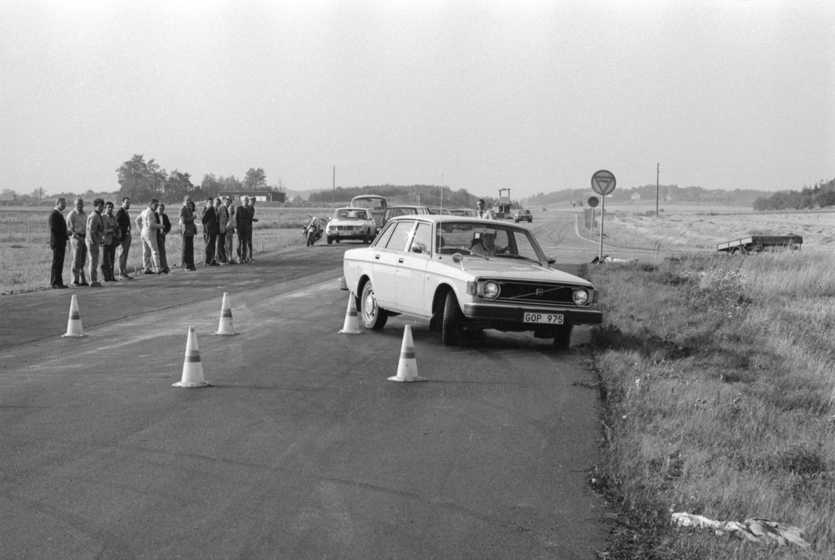 Vid mitten av 1970-talet konsoliderades regelverket kring obligatorisk halkkörning vid körkortsutbildning i Sverige. Frågan runt andelen teori visavi praktik och avsaknaden av anläggningar i landet försvårade beslut men 1974 stod det klart att ett krav var nära. Här vådliga tester vid motorsportanläggningen i Sviestad utanför Linköping.