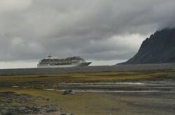 Cruiseskip på vei til Magdalenefjorden.