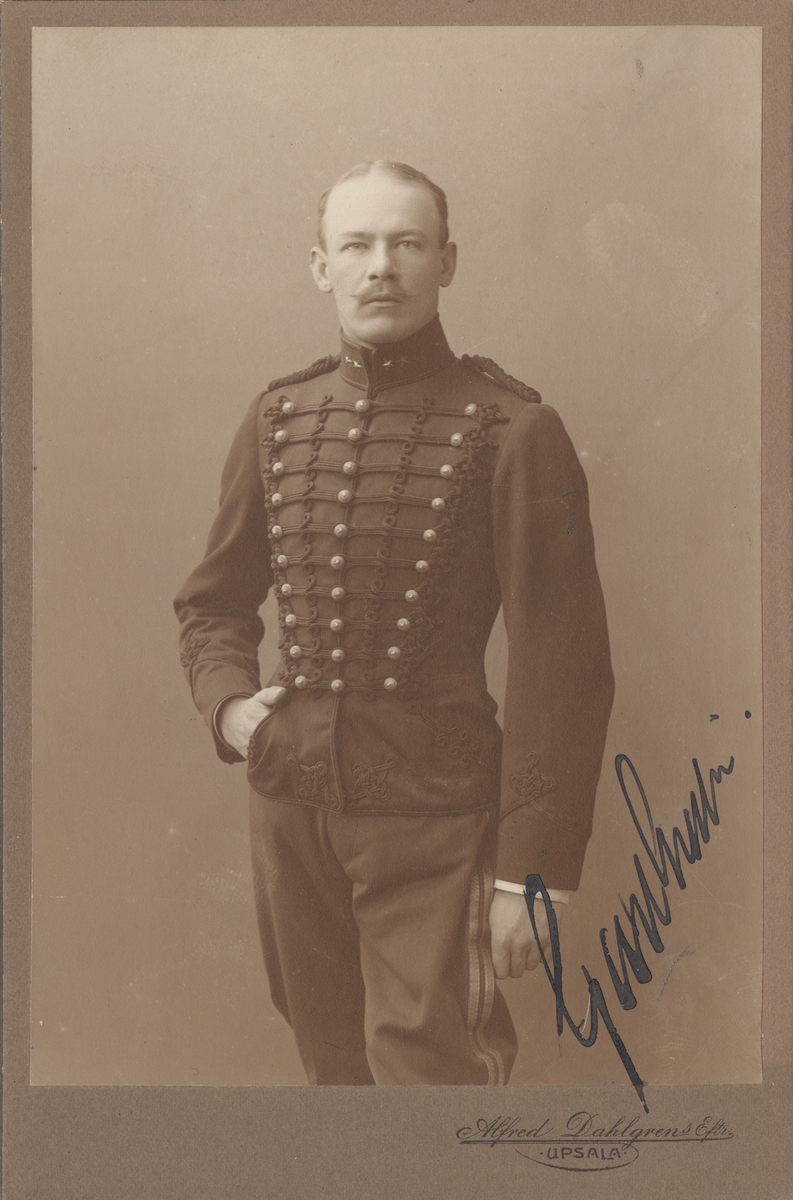 Porträtt av Carl Wilhelm Gredin, löjtnant vid Andra Svea artilleriregemente.