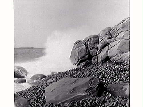 Havsvyer. Hav i storm mot klipporna i Ölmanäs krok.