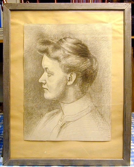 Portrett av kvinne med oppsatt hår. I profil.