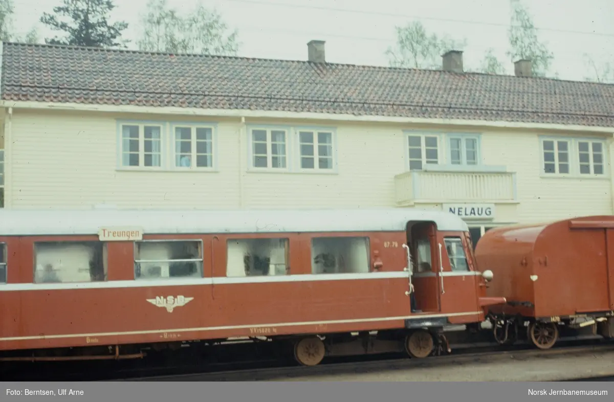 Dieselmotorvogn litra Bmdo 87 78 med persontog fra Nelaug på Treungen stasjon