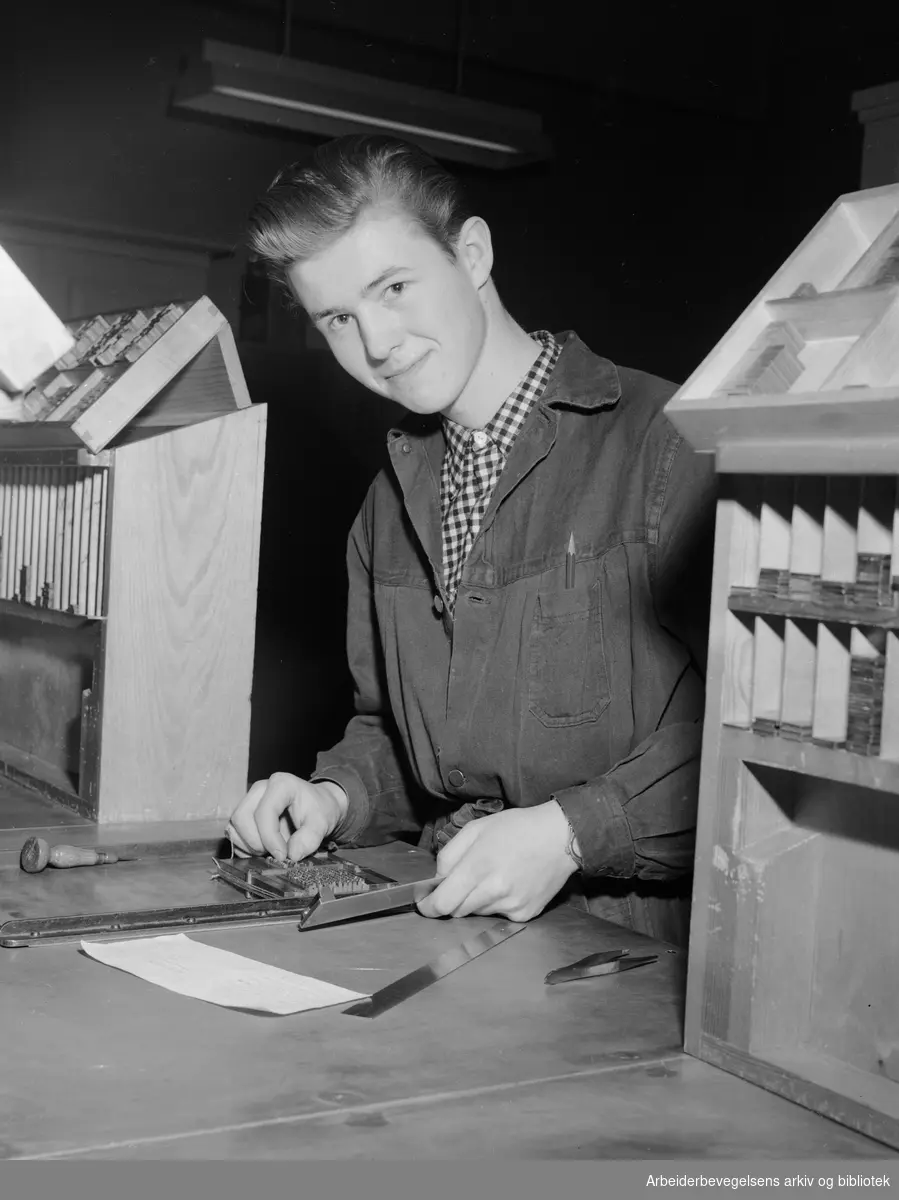Reportasje om lærlinger i typograffaget. Jan Johansen går i boktrykkerklassen på lærlingeskolen (Yrkesskolen i Oslo) og har sin praksis hos Merkur boktrykkeri. Februar 1956.
