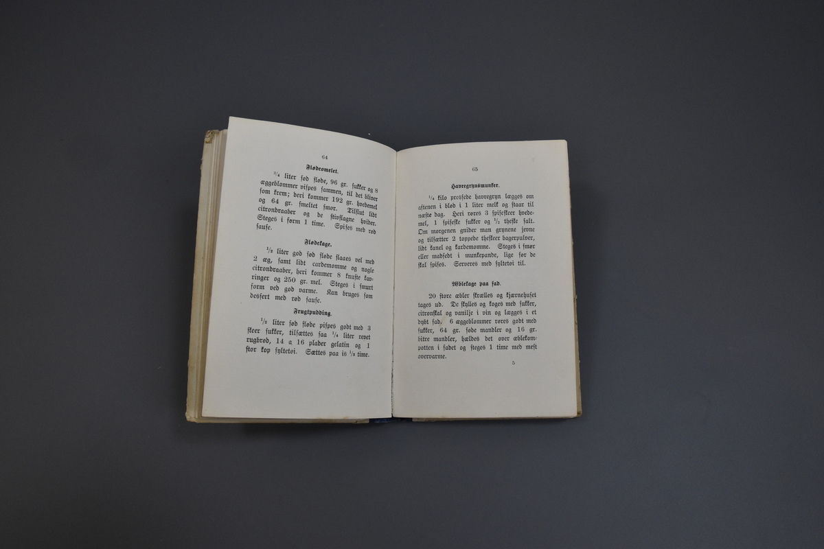 Kokebok, innbundet og med blå rygg. Trykt tekst og bilde på forsiden av boken og reklame for Karl M. Jensen på baksiden. Tittelarket mangler.