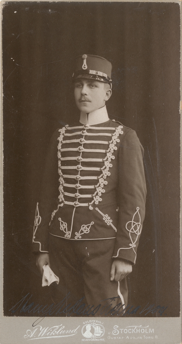 Porträtt av Harry Hedenstierna som elev vid Kavalleriskolan.