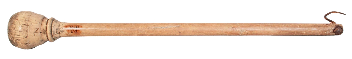 Päronformad klump med 3 parallella linjer. Med istöpt bly. Gradering med mässingsstift. Järnkrok. Klumpen med krönt stämpel : NL 1784 18 3