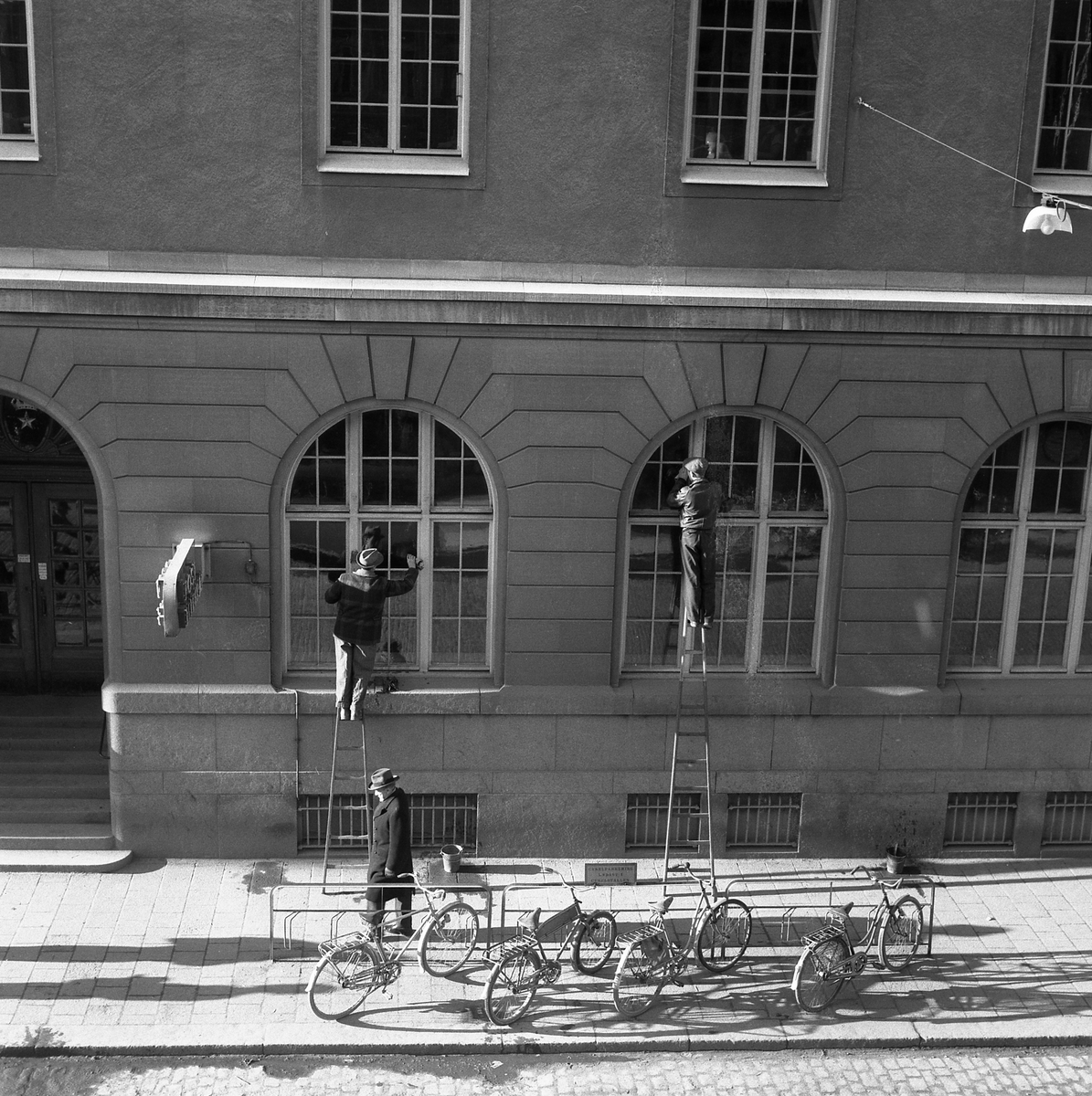 Fönsterputsning i vårsolen 1955. Här fejas det på Linköpings postkontor utmed Sankt Larsgatan.