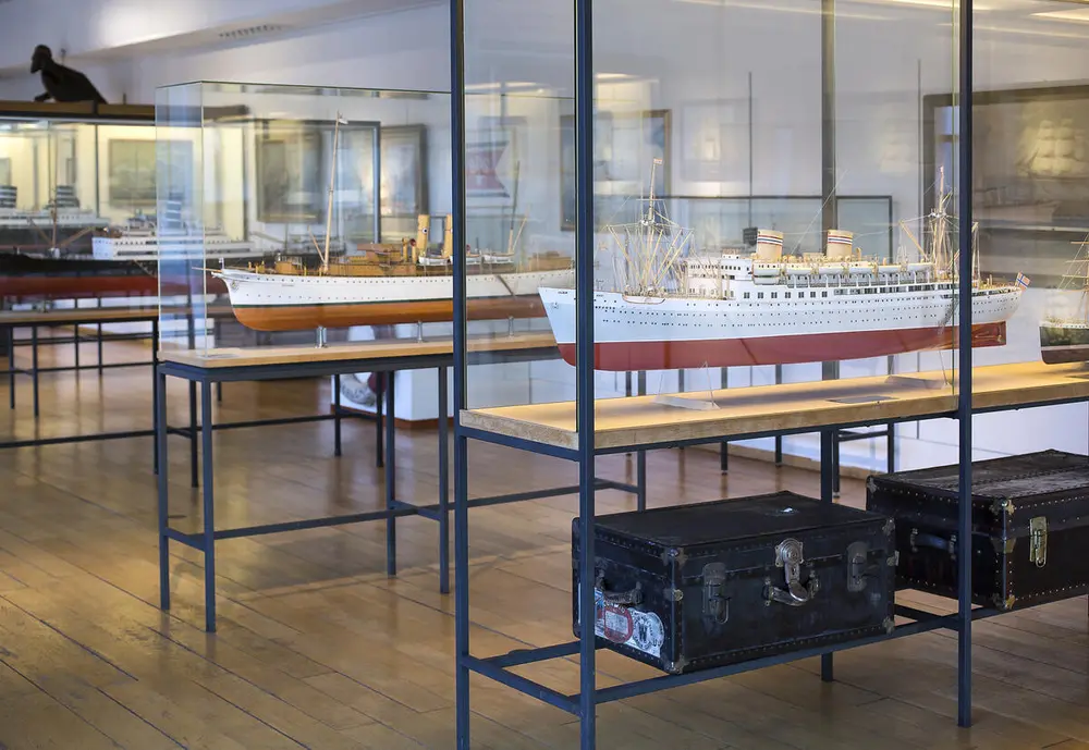 Model of The Norwegian America Line's Oslofjord (built in 1938) in the foreground, and Britannia (built in 1890) in the background.