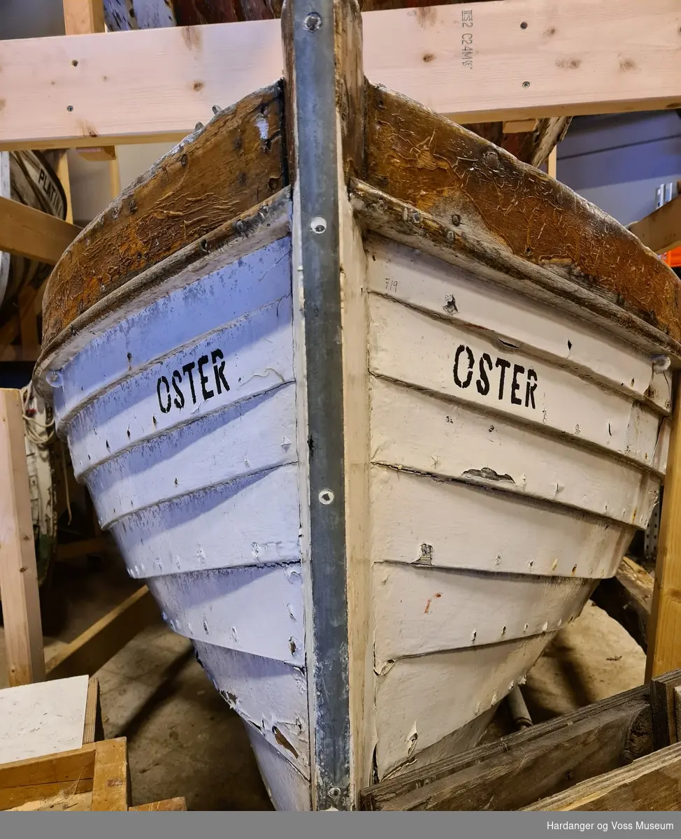 Livbåt med speil med tilnavnet Oster. Den er grønnmalt under vannlinjen og hvit over. Ripa er olja. Innvendig er båten gulmalt med hvitmalt esing og tofter. Båten er klinkbygget. Den har fire åregafler, samt to tiljer som ikke ser ut til å være originale.