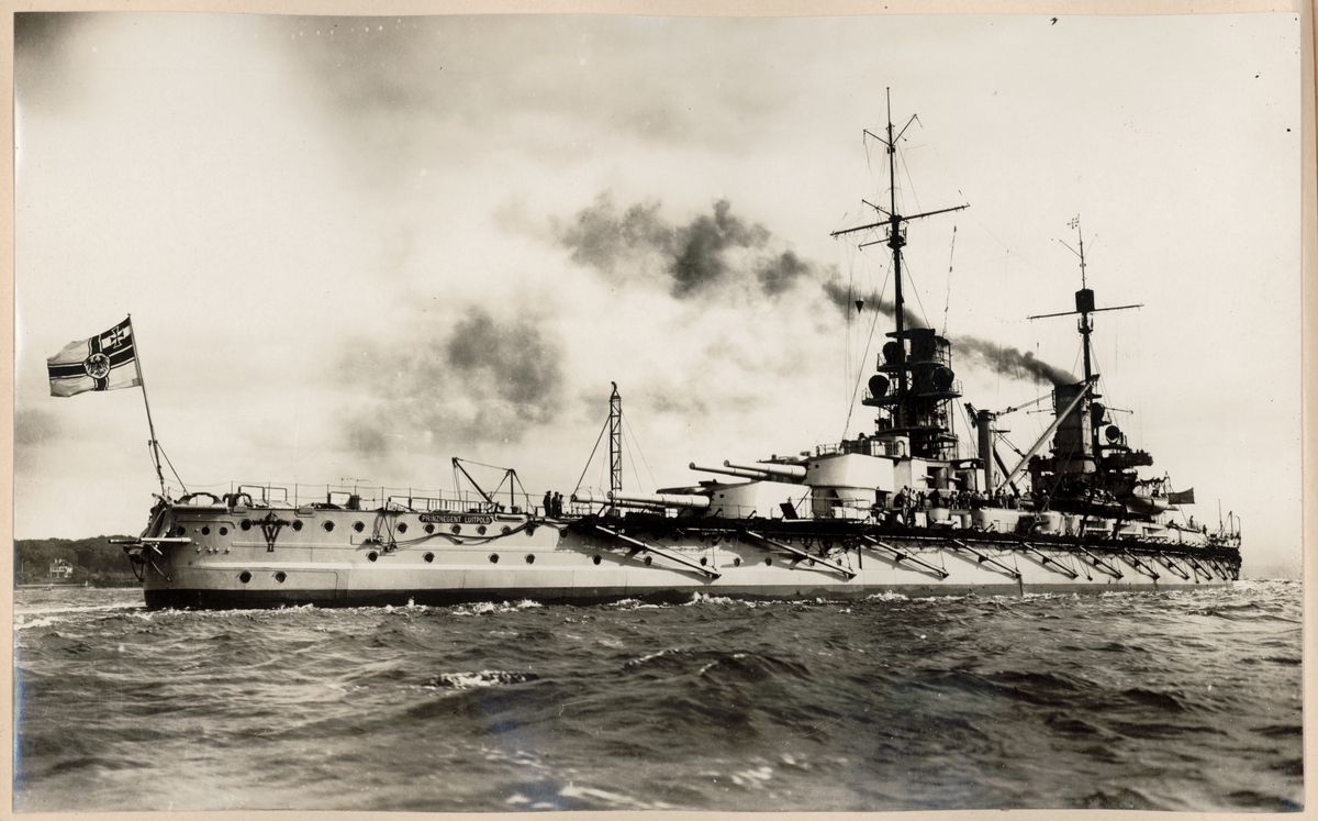 Bilden visar det tyska slagskeppet Prinzregent Luitpold till havs nära kusten. I aktern har den hissat den tyska krigsflaggan "Reichskriegsflagge"