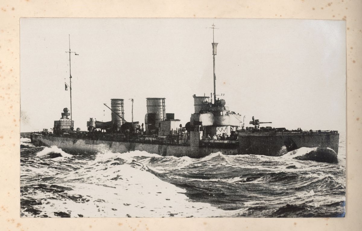 Bilden visar en tysk jagare till havs under Första världskriget. Enligt titeln ska den föreställa den största jagaretypen i den tyska flottan på den tiden.