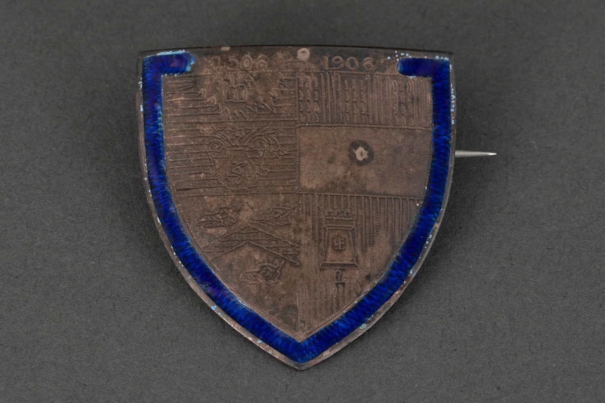 Minnenål ved Aberdeens Universitets 400-årsjubileum. Sølv og blå emalje. Skjoldform med gravyr og 1506-1906.