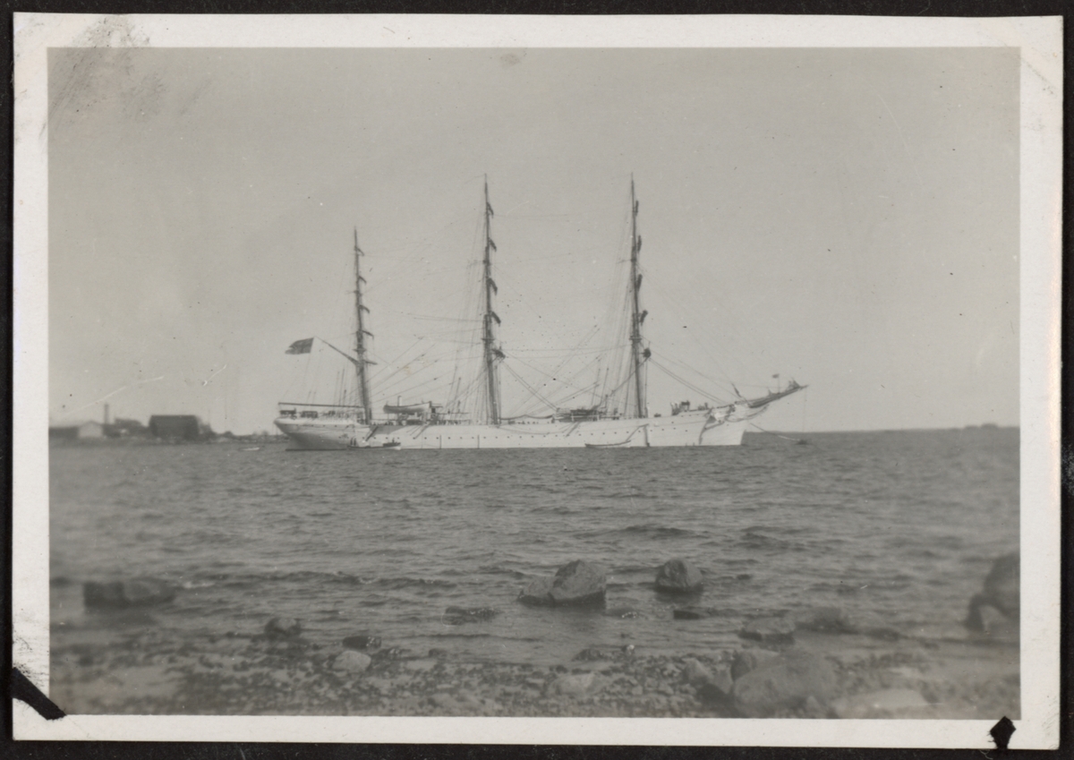 Bilden visar skeppsgossefartyget Af Chapman till ankars utanför Karlskrona.