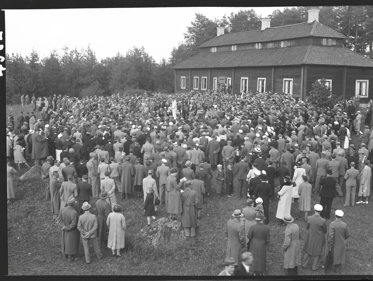 Allsång, ledare Lilja 12/6- 1938 framför herrgården.