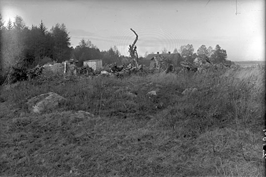 Gravhög, före utgrävningen av Ia Drakenberg vid
flygfältet, Arboga stad.