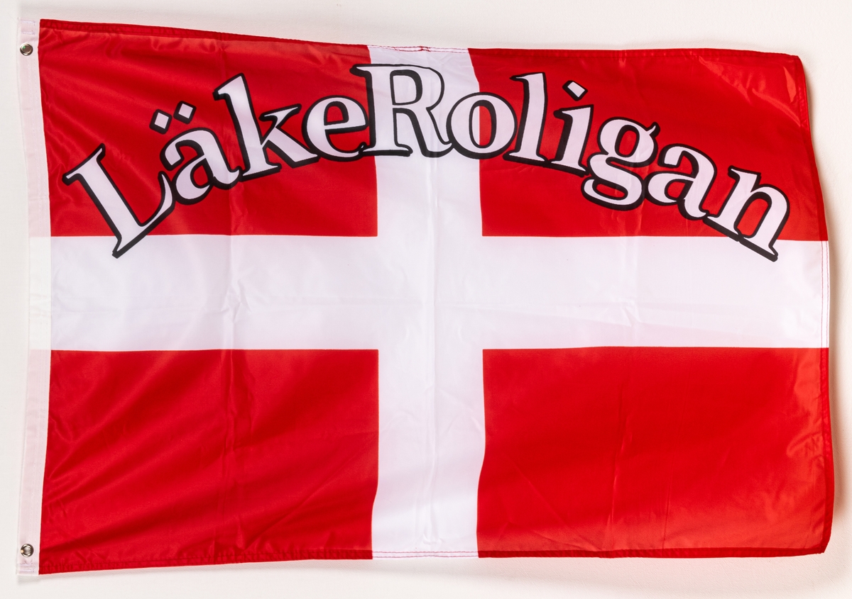 Vit flagga, dansk, med rött kors: LäkeRoligan.