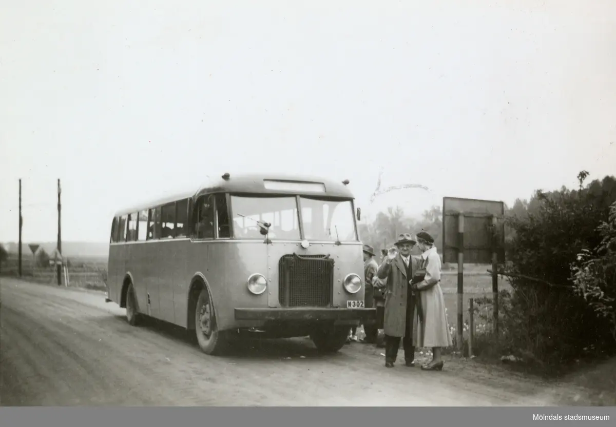En Kålleredsbuss med passagerare som har stannat till vid vägkanten, 1940-tal okänd plats.