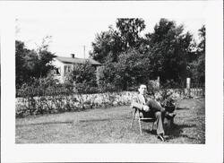 Efraim Schilow utendørs i en hagestol i Malmø august 1958.