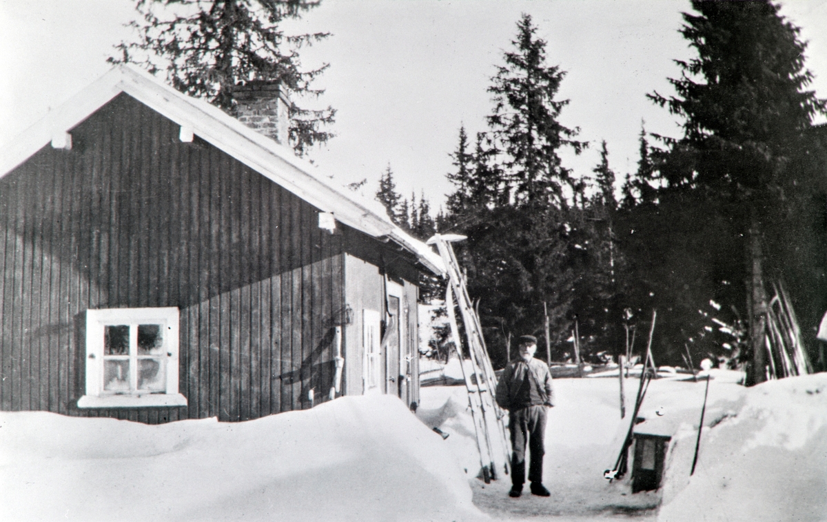 MARTINIUS PALERUD, BRINGBU, VINTER, VANG ALLMENNING. 
Martinus Hansen Palerud, han bodde i koie på Bringbu i Vangsåsen hver sommer frem til sin død i 1925.
På vinters tid bodde han hos sin datter på en gård i Vang.