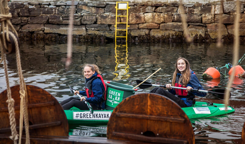 2 jenter på vei ut med miljøkajakk i jakt på søppel i området rundt Norges Fiskerimuseum