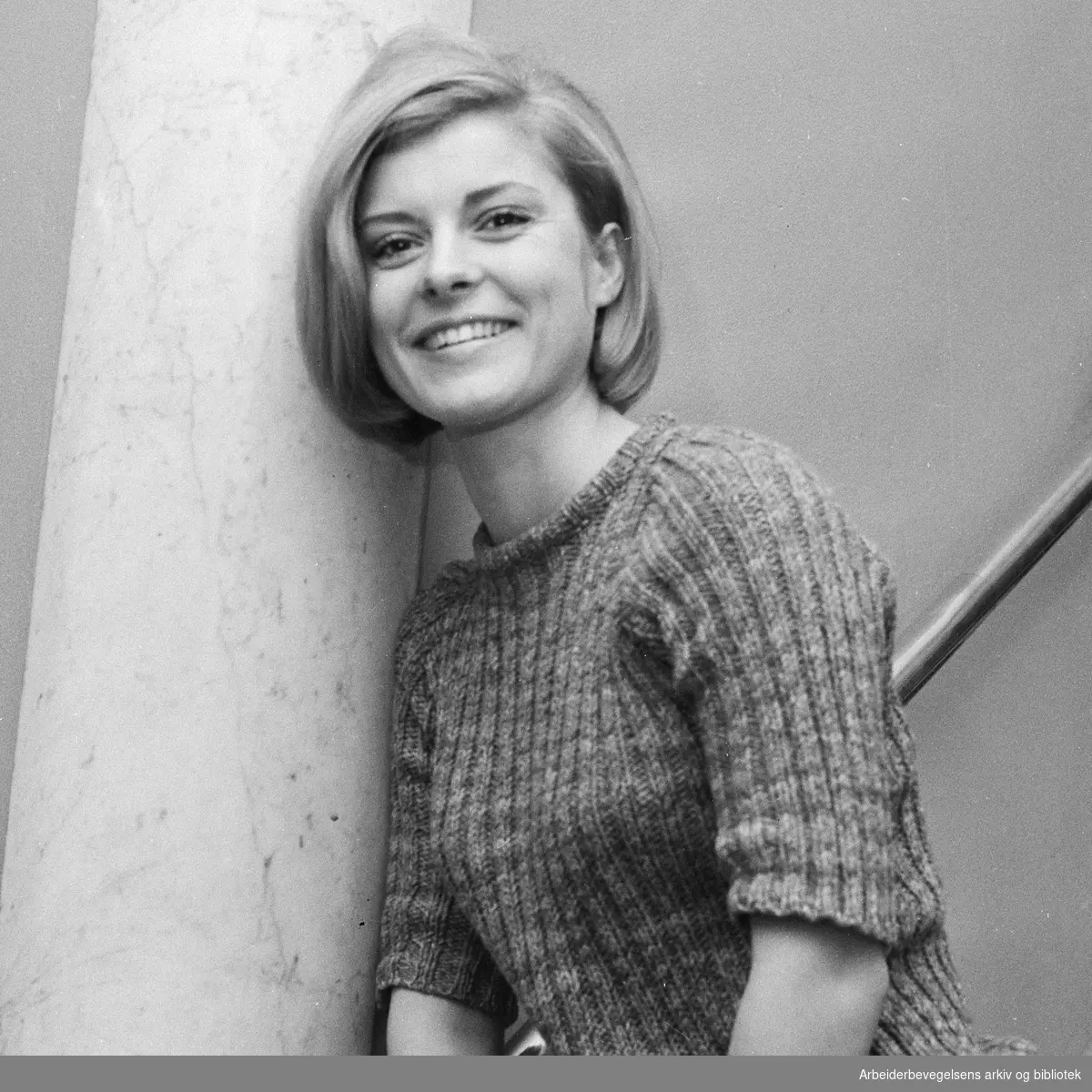 Grynet Molvig fotografert i trappa på Klingenberg kino. Februar 1967