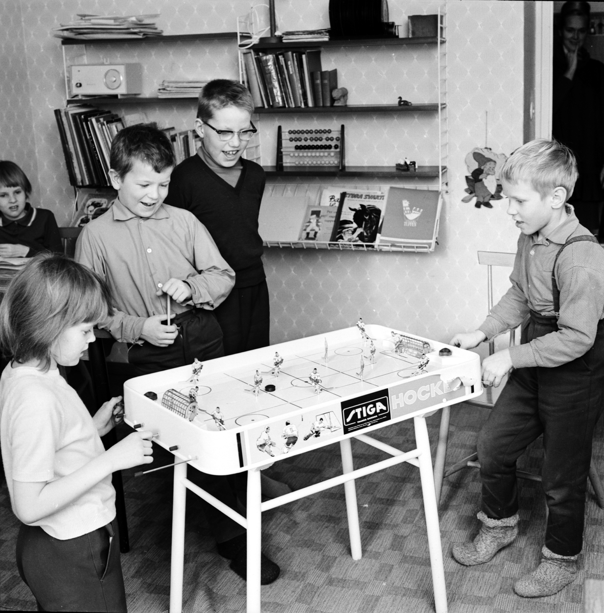 Barnavårdande institution - barn vid ishockeyspel, Uppsala 1964