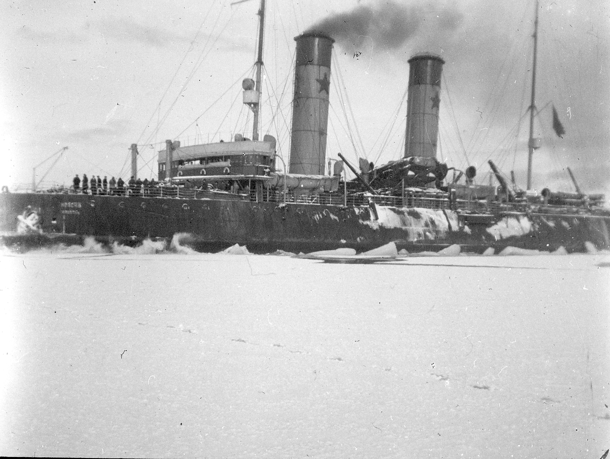 Den sovjetiske isbryteren Krassin i Adventfjorden 1933. Tekst med bildet: Krassin. Adventfjorden 1933, våren.