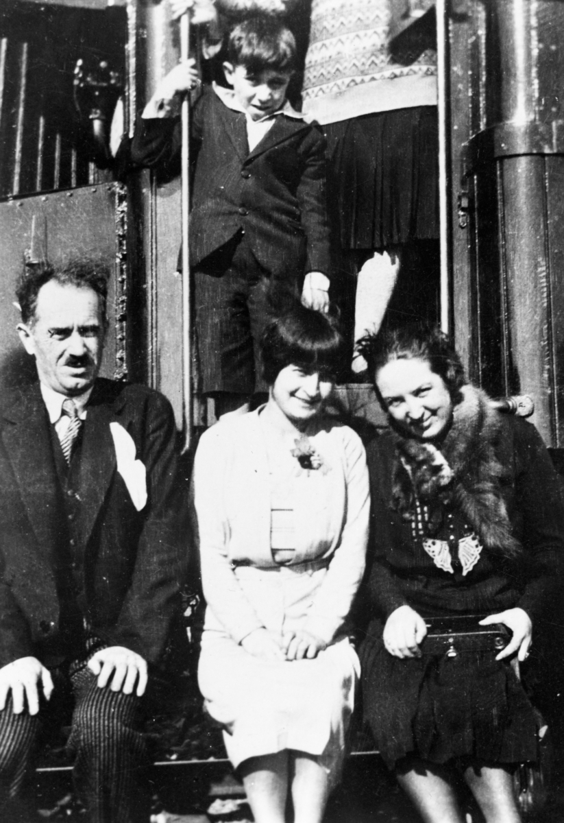 Reisen til Konstantinopel –Angora. Meyer sammen med Kemal Pesjas datter Kassim Pasjas (i  midten) fra Reisen til Perisa 1929.
