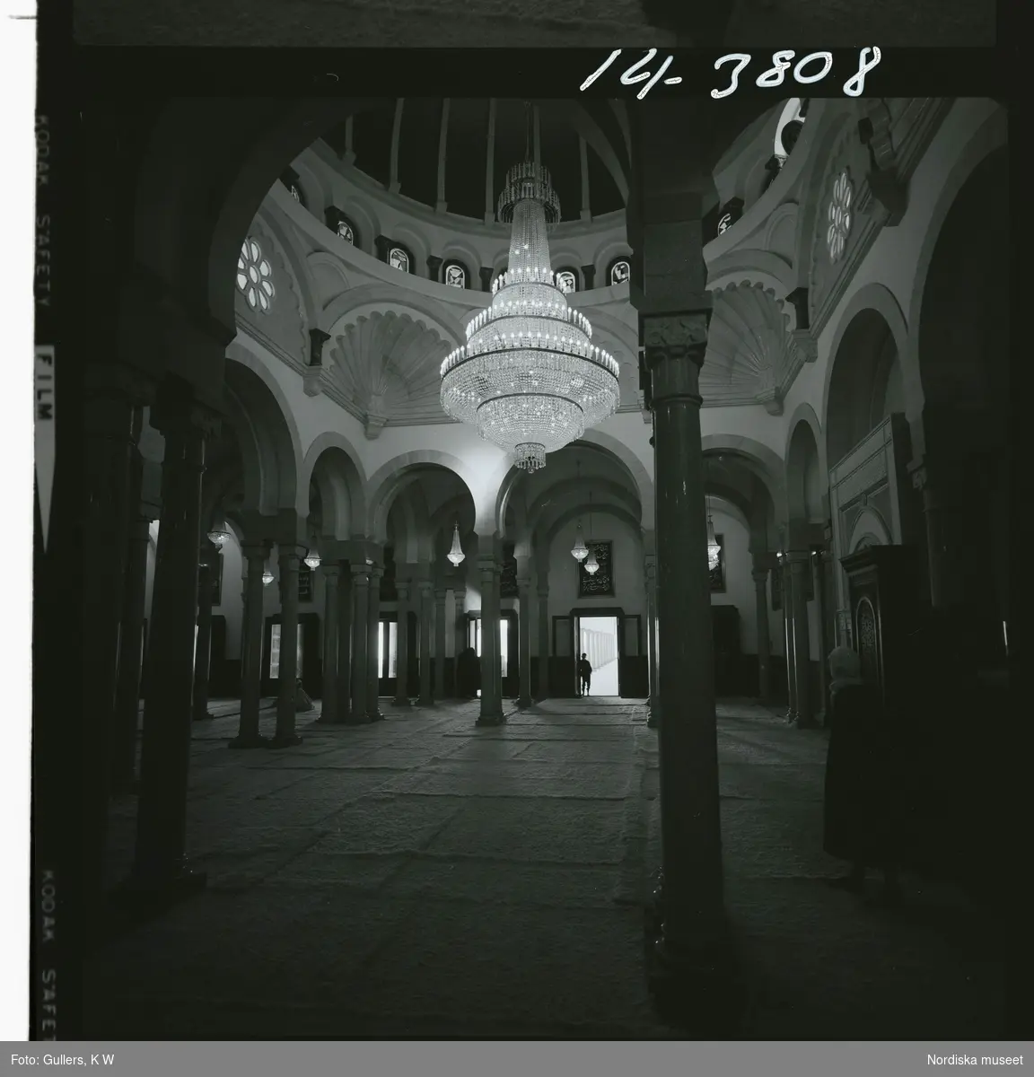 2791/1 Tunisien allmänt. Interiör i moské.