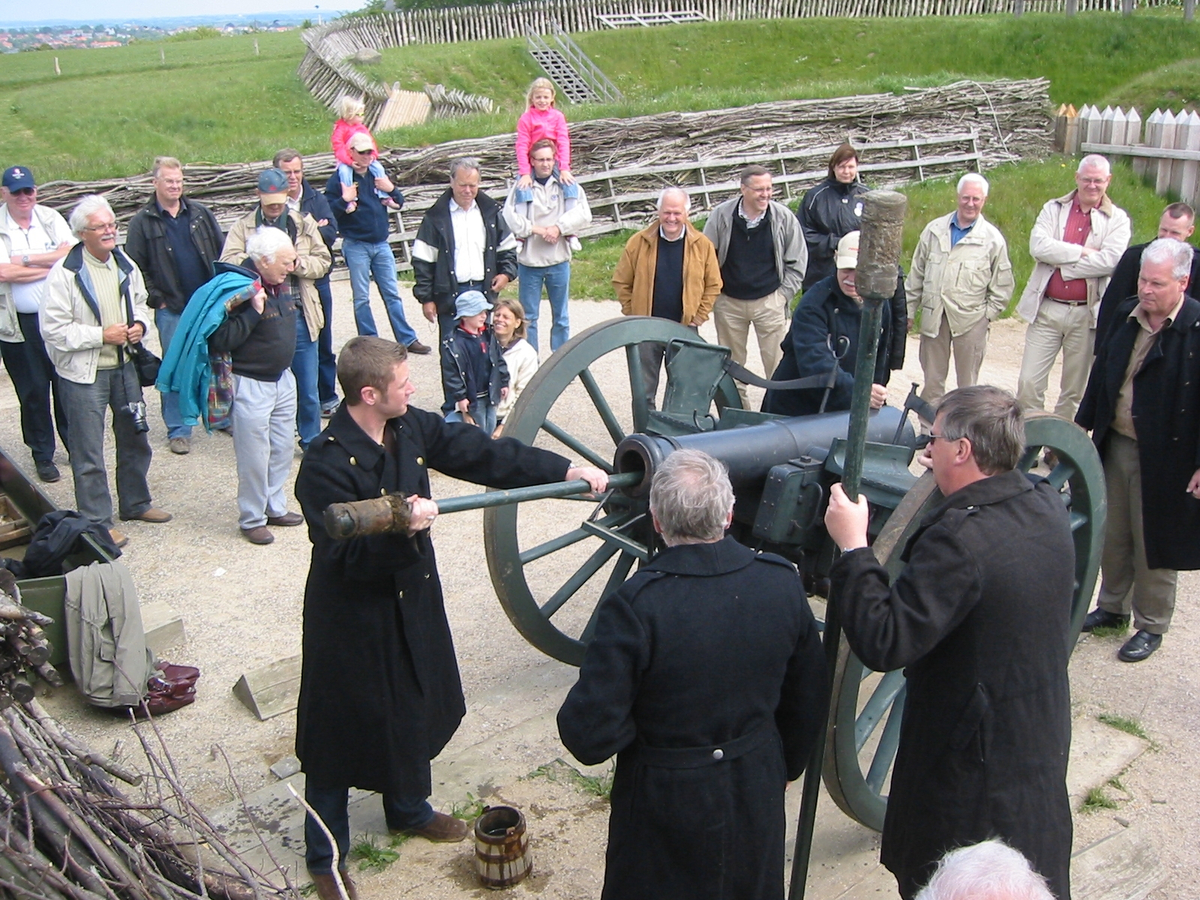 Skaraborgare bemannar och laddar en av kanonerna vid Dybböls skansar. Danmarksresan 2007 med Skaraborgs regementes kamratförening.
