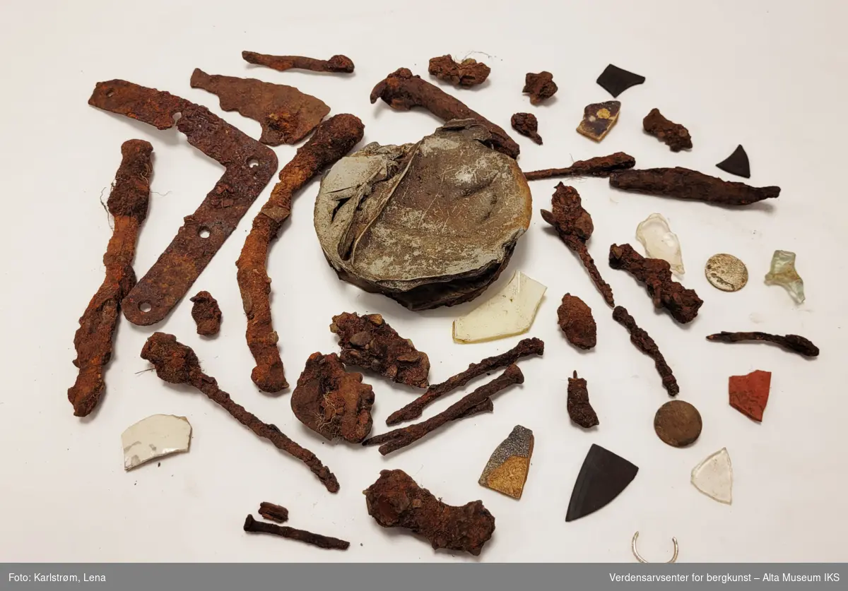Samling objekter fra etterkrigstida funnet under utgravning ved Olufsentunet på museumsområdet, deriblant hermetikkboks, spiker, glasskår, porselenskår og knapper.