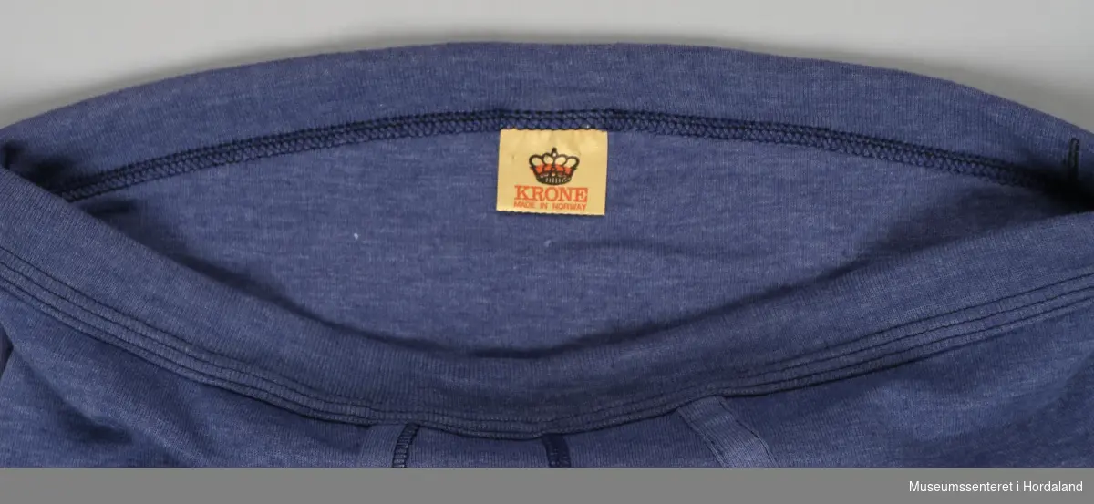 Blå Krone truse utan bein, Y-front, med strikk i livet. Den er sydd i eit blandingsstoff av bomull og polyester, i str. 50/52.